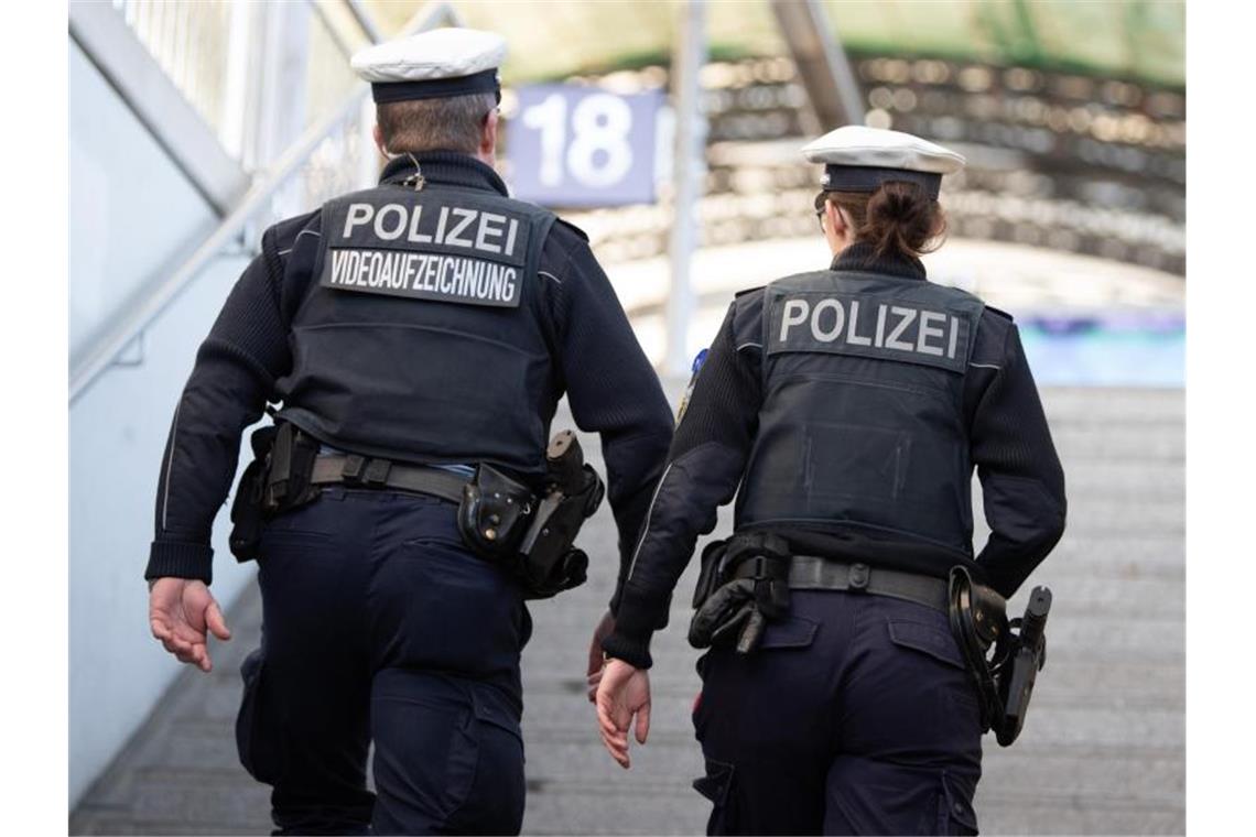Schwarzfahrer-Paar randaliert bei Karlsruher Bundespolizei