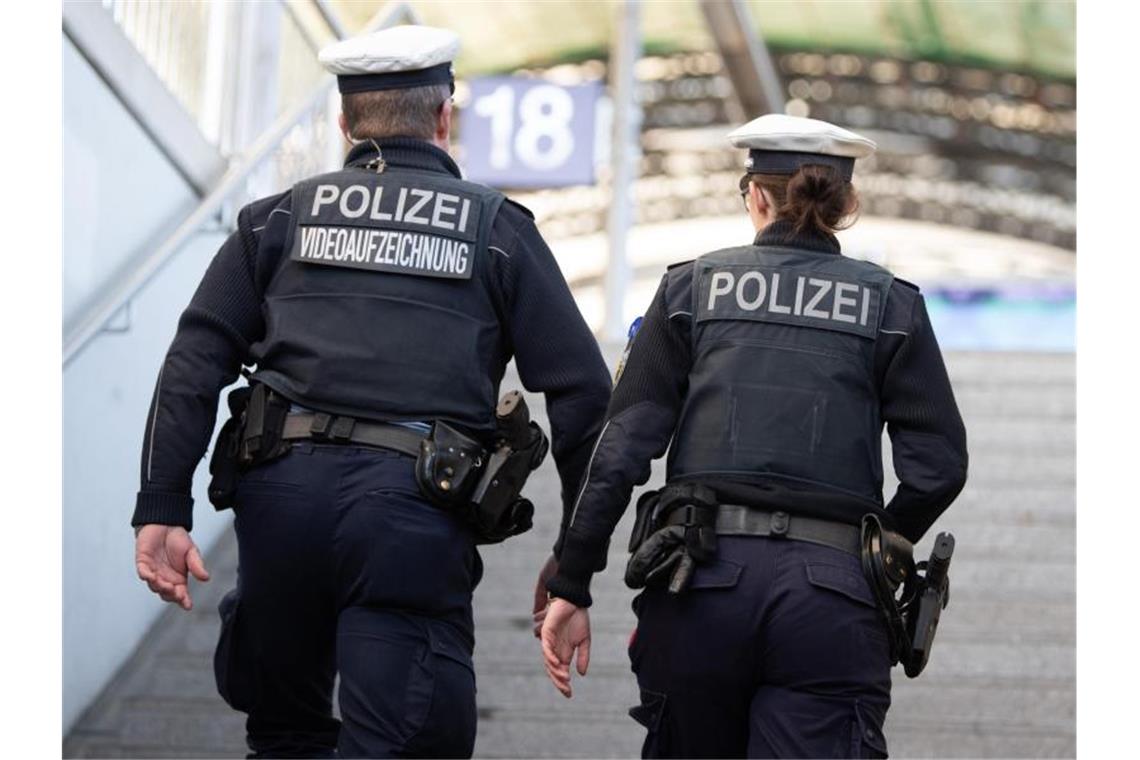 Schwarzfahrer-Paar randaliert bei Karlsruher Bundespolizei Bundespolizisten gehen im Hauptbahnhof auf einen Bahnsteig. Foto: Sebastian Kahnert/dpa-Zentralbild/dpa