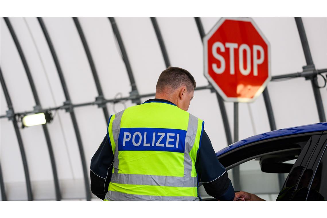 Bilder des Tages Bundespolizisten kontrollieren an der deutsch-tschechischen Grenze in Reitzenhain den Grenzverkehr. Die Innenminister und -ministerinnen der Länder treffen sich von diesem Mittwoch an bis Freitag zu ihrer Frühjahrskonferenz (IMK) in Bremerhaven.