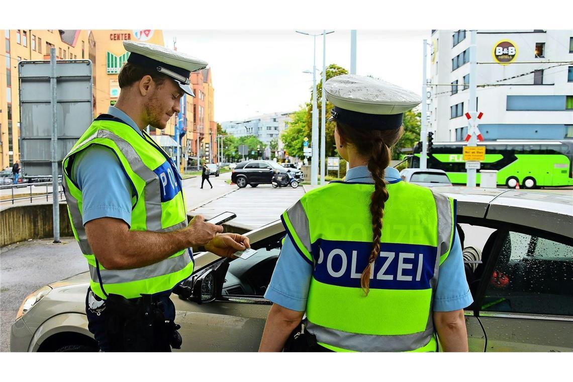 Bundespolizisten kontrollieren an der Grenze.