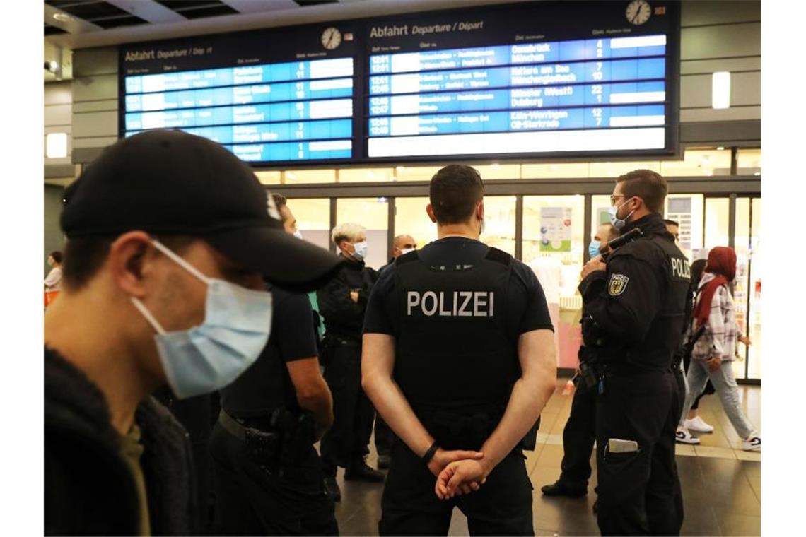 Bundespolizisten kontrollieren auf dem Essener Hauptbahnhof die Einhaltung der Maskenpflicht. Foto: Oliver Berg/dpa