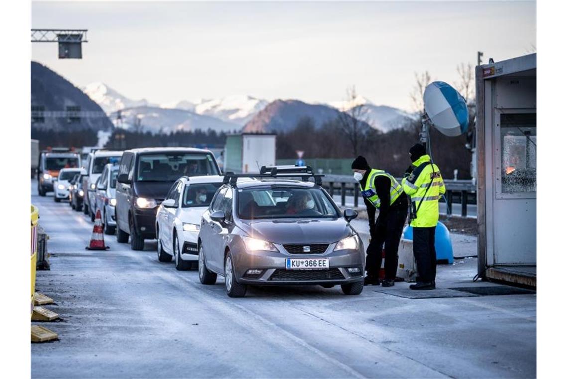 Bundespolizisten kontrollieren die Dokumente von aus Österreich kommenden Autofahrern an der Autobahn A93 bei Kiefersfelden in Richtung Deutschland. Foto: Matthias Balk/dpa