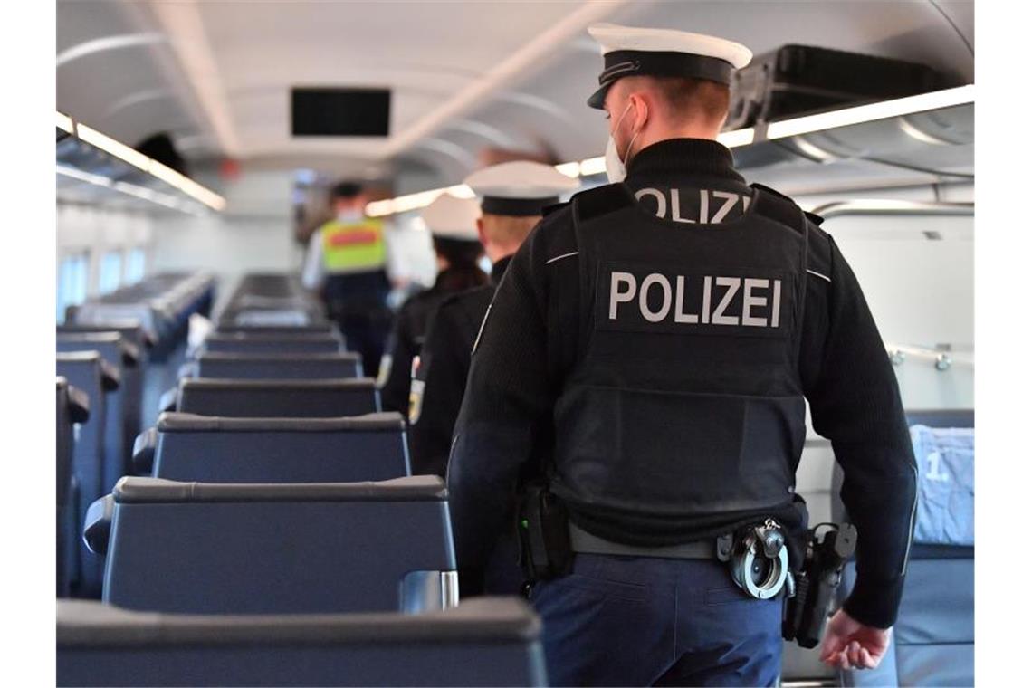 Bundespolizisten kontrollieren die Einhaltung der Hygieneregeln, insbesondere das Tragen einer Nase-Mund-Bedeckung. Foto: Martin Schutt/dpa/Archivbild