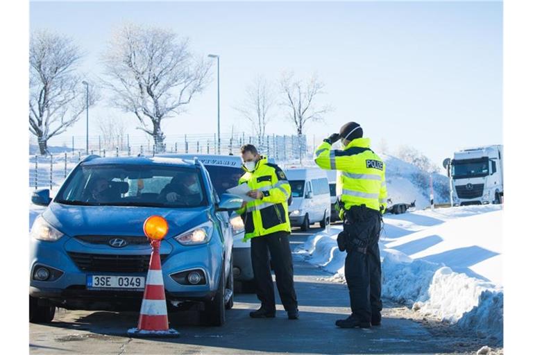 Bundespolizisten kontrollieren Einreisende an der Autobahn A17 in der Nähe des Grenzübergangs zu Tschechien. Foto: Oliver Killig/dpa-Zentralbild/dpa