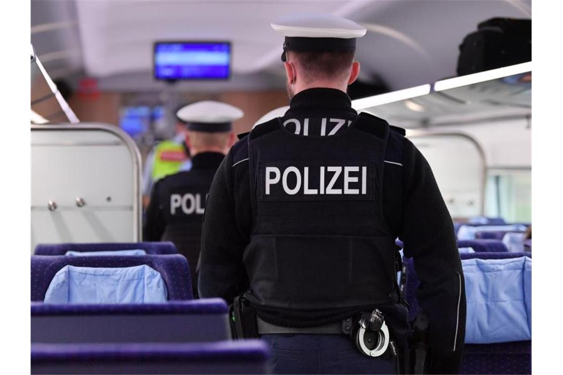 Quarantäne: Mehr als jeder fünfte Bundespolizist betroffen Bundespolizisten kontrollieren in einem ICE die Einhaltung der Hygieneregeln. Foto: Martin Schutt/dpa-Zentralbild/dpa