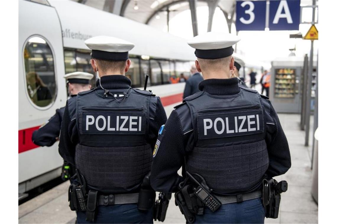 Polizeigewerkschaften: Stimmung wird aggressiver Bundespolizisten stehen vor der Abfahrt eines ICE an einem Gleis im Kieler Hauptbahnhof. In den Zügen der Deutschen Bahn wird die Mund-Nase-Bedeckungspflicht kontrolliert. Foto: Axel Heimken/dpa