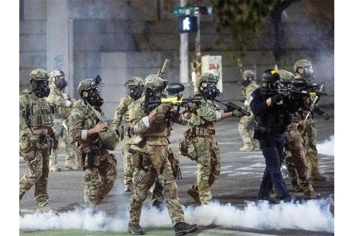 Bundespolizisten treiben in Portland Demonstranten von „Black Lives Matter“ auseinander. Foto: Noah Berger/AP/dpa