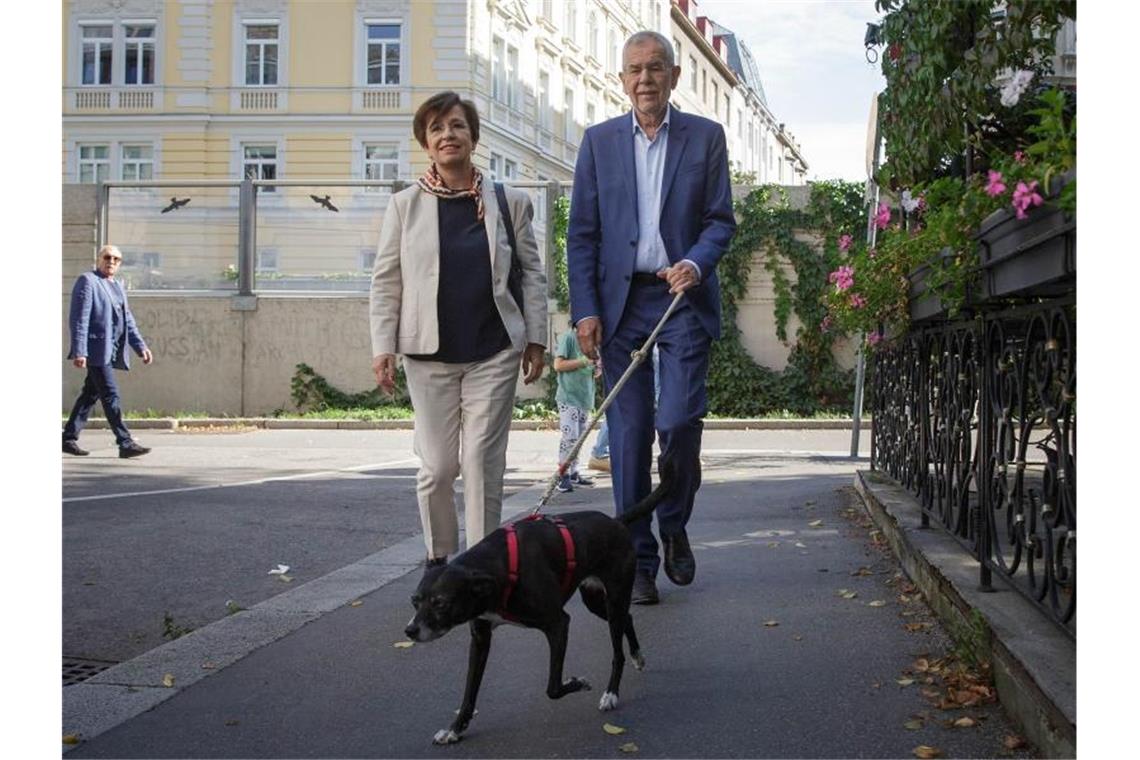 Bundespräsident Alexander Van der Bellen und seine Frau, Doris Schmidauer, kommen mit ihrem Hund zur Stimmabgabe. Foto: Peter Lechner/Bundesheer