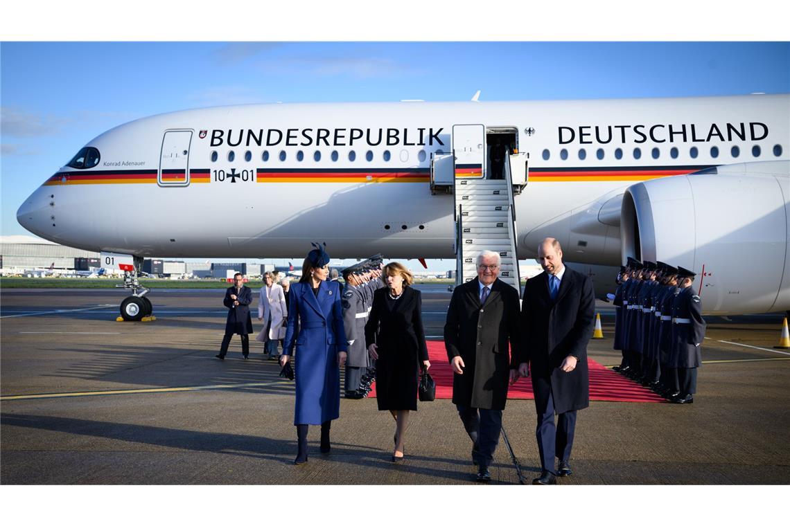 Bundespräsident Frank-Walter Steinmeier (2.v.r) und seine Frau Elke Büdenbender (Mitte l) kommen auf dem Flughafen London Heathrow an und werden dort von Prinz William, Prinz von Wales, und Prinzessin Kate, Prinzessin von Wales, begrüßt. Bundespräsident Steinmeier und seine Frau sind zu einem dreitägigen Staatsbesuch im Vereinigten Königreich Großbritannien und Nordirland.