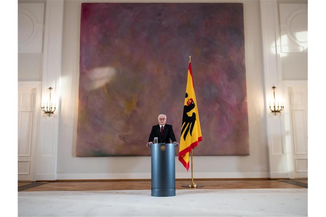 Steinmeiers Appell an die Bürger: Lage ist „bitterernst“ Bundespräsident Frank-Walter Steinmeier äußert sich in einer Ansprache im Schloss Bellevue zur aktuellen Lage in der Corona-Pandemie. Foto: Bernd von Jutrczenka/dpa