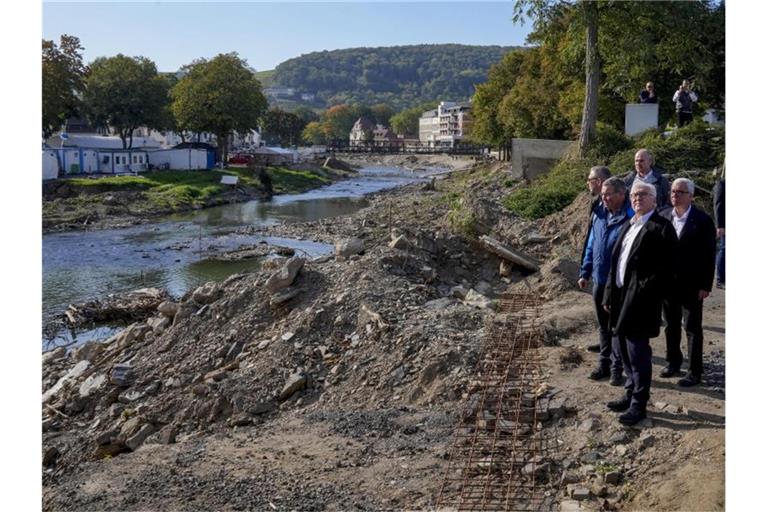 Bundespräsident Frank-Walter Steinmeier am Ufer der Ahr in Ahrweiler. Foto: Michael Probst/AP Pool/dpa