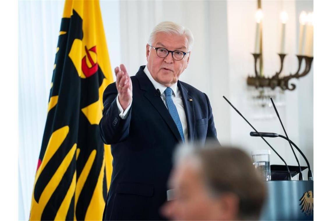 Bundespräsident Frank-Walter Steinmeier bei der Vorstellung des Forschungsprojekts "Das Bundespräsidialamt und die Auseinandersetzung mit dem Nationalsozialismus 1949–1994". Foto: Bernd von Jutrczenka/dpa