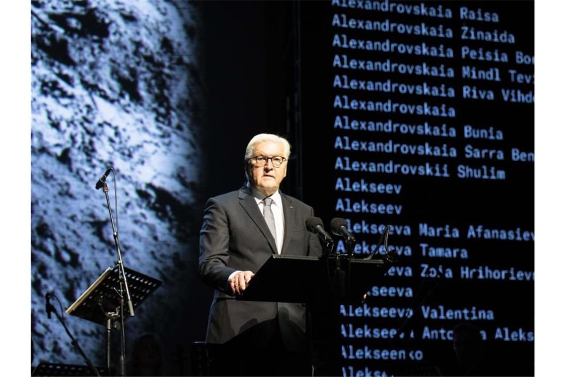 „Holocaust durch Kugeln“ - Steinmeier gedenkt in der Ukraine Bundespräsident Frank-Walter Steinmeier bei seiner Rede während der Gedenkveranstaltung. Foto: Sandra Steins/Bundespresseamt/dpa
