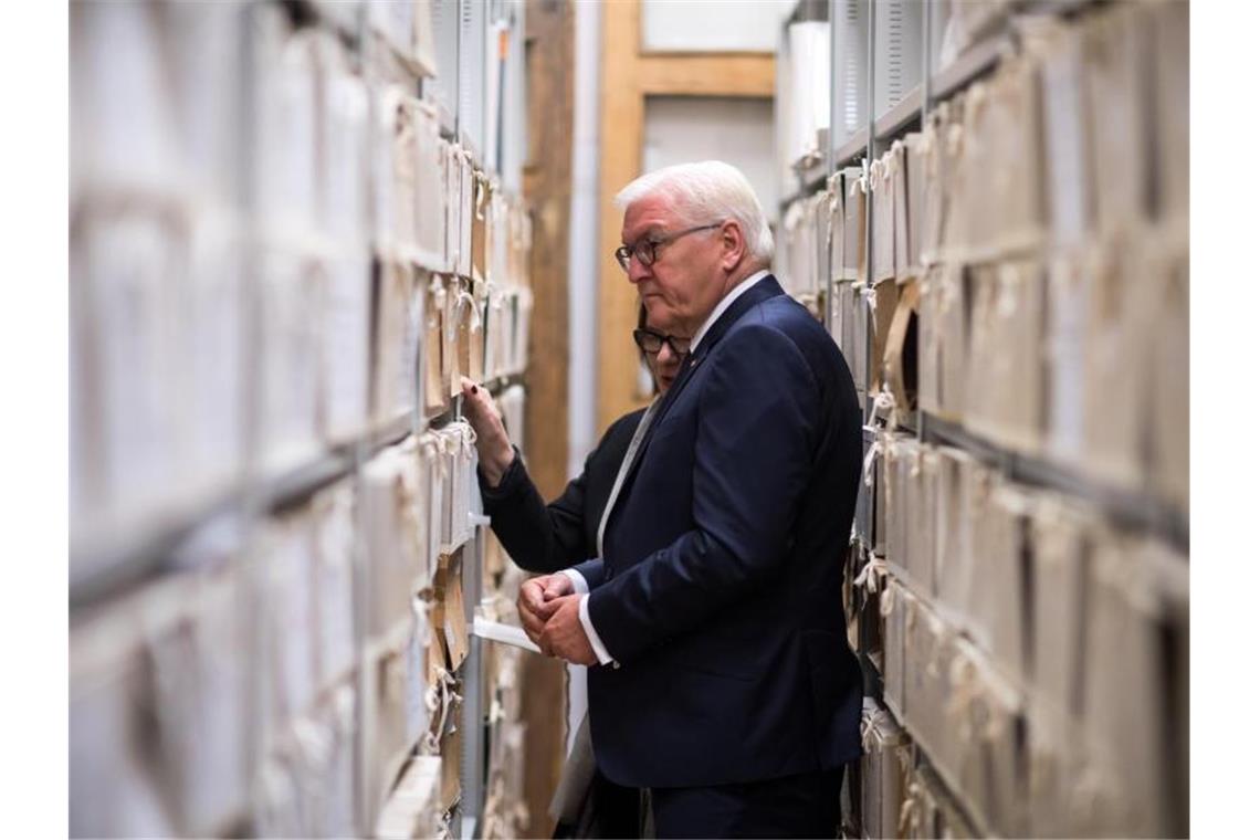 Bundespräsident Frank-Walter Steinmeier besucht das Menschenrechtszentrum der Organisation „Memorial“ in Moskau (Russland) und wird von der Leiterin, Irina Lasarewna Scherbakowa, durch das Archiv geführt. Foto: picture alliance / Bernd von Jutrczenka/dpa