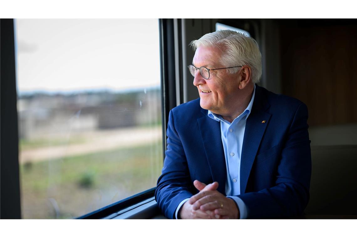 Bundespräsident Frank-Walter Steinmeier fährt vom Bahnhof Huambo mit der Benguela-Bahn entlang des Lobito-Korridors nach Caála.