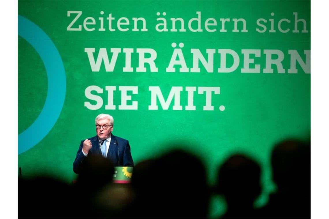 40 Jahre Grüne: Steinmeier lobt und mahnt Bundespräsident Frank-Walter Steinmeier findet bei der Jubiläumsfeier der Grünen sowohl lobende, als auch mahnende Worte für die Partei. Foto: Bernd von Jutrczenka/dpa