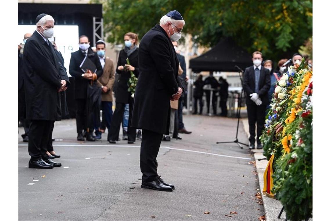 Halle gedenkt der Terror-Opfer Bundespräsident Frank-Walter Steinmeier gedenkt neben Josef Schuster (l), Präsident des Zentralrates der Juden in Deutschland, vor der Synagoge in Halle/Saale den Opfern des Anschlages.gelang, erschoss er eine Passantin und in einem Dönerimbiss einen jungen Mann. Foto: Hendrik Schmidt/dpa-Zentralbild/dpa