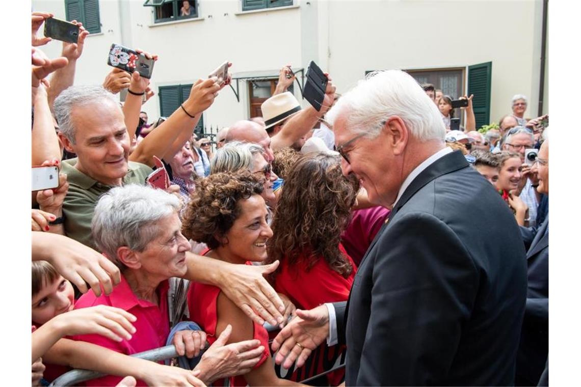 Bundespräsident Frank-Walter Steinmeier geht nach einer Kranzniederlegung fu¨r die Opfer des Massakers von Fivizzano durch den Ort und begrüßt Besucher. Foto: Bernd von Jutrczenka