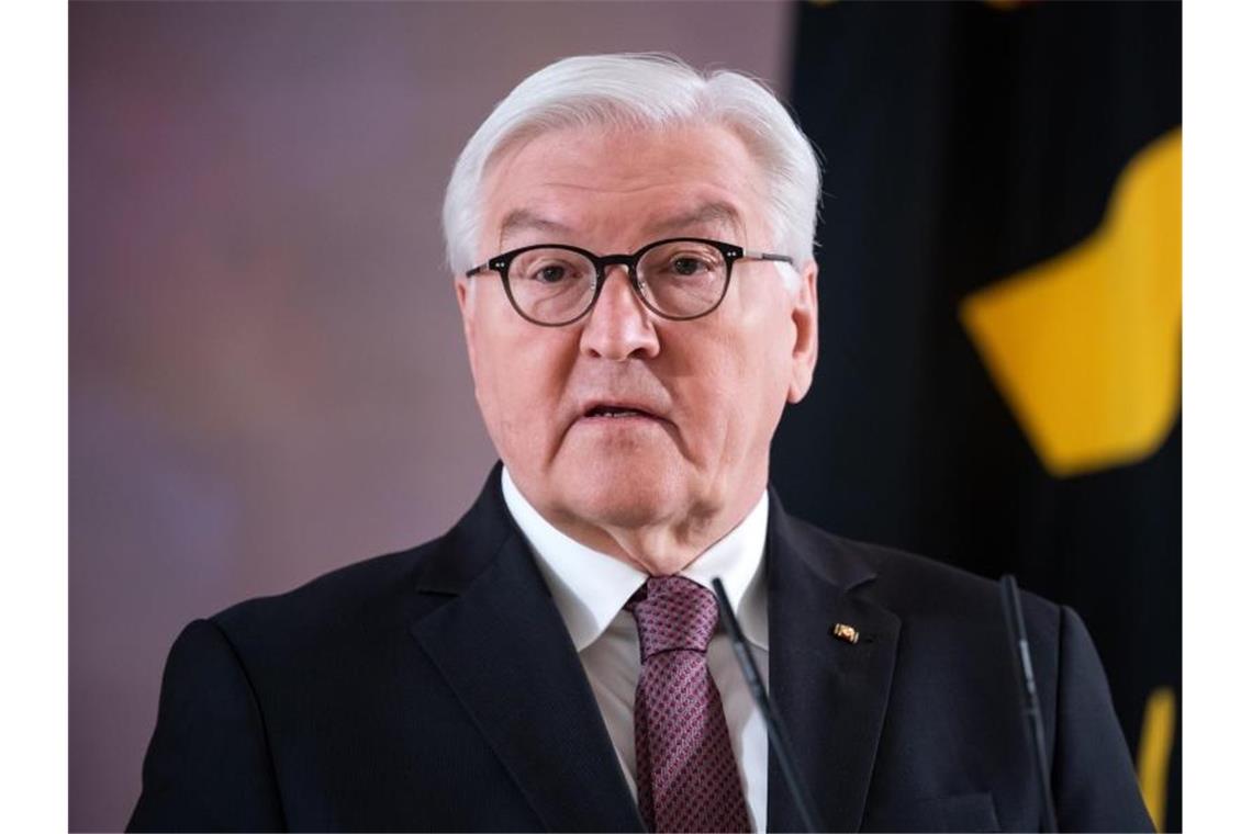 Bundespräsident Frank-Walter Steinmeier gibt im Schloss Bellevue bekannt, dass er für eine zweiten Amtszeit bereitsteht. Foto: Bernd von Jutrczenka/dpa