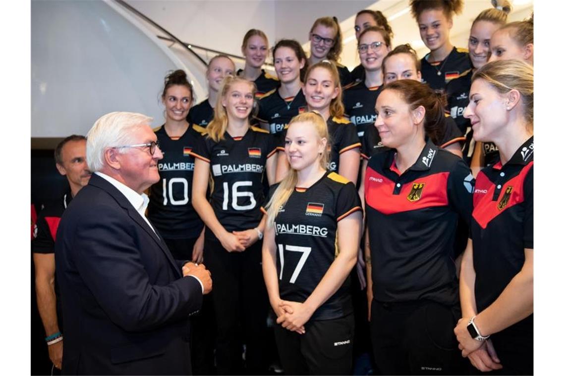 Deutsche Volleyballerinnen im EM-Viertelfinale Bundespräsident Frank-Walter Steinmeier hat die deutsche Volleyball-Nationalmannschaft zuvor im Hotel besucht. Foto: Bernd von Jutrczenka