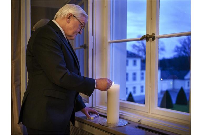 Bundespräsident Frank-Walter Steinmeier hatte zuletzt dazu aufgerufen, ein Licht ins Fenster zu stellen, um der Corona-Toten zu gedenken. Foto: Jesco Denzel/Bundespresseamt/dpa