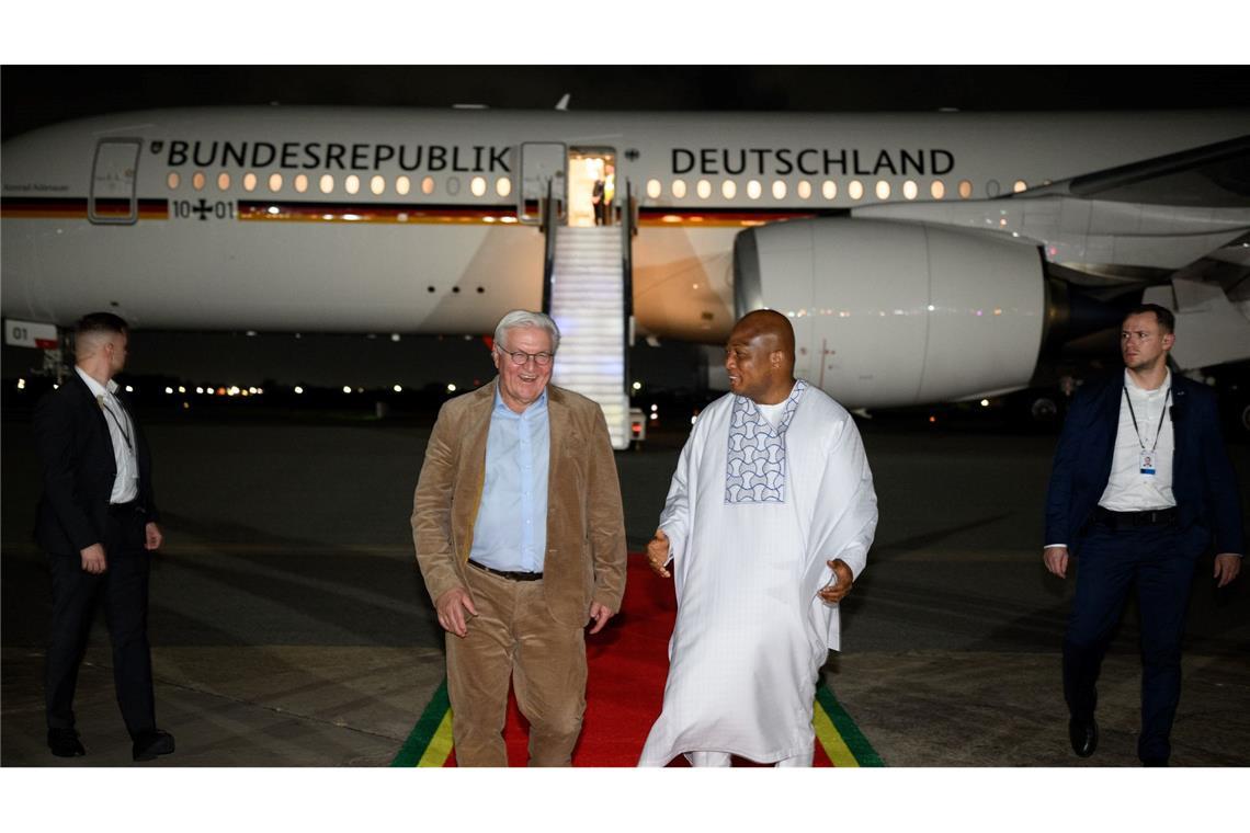 Bundespräsident Frank-Walter Steinmeier kommt auf dem Kotoka International-Flughafen in Accra an und wird dort von Samuel Okudzeto Ablakwa (r), Außenminister von Ghana, begrüßt.