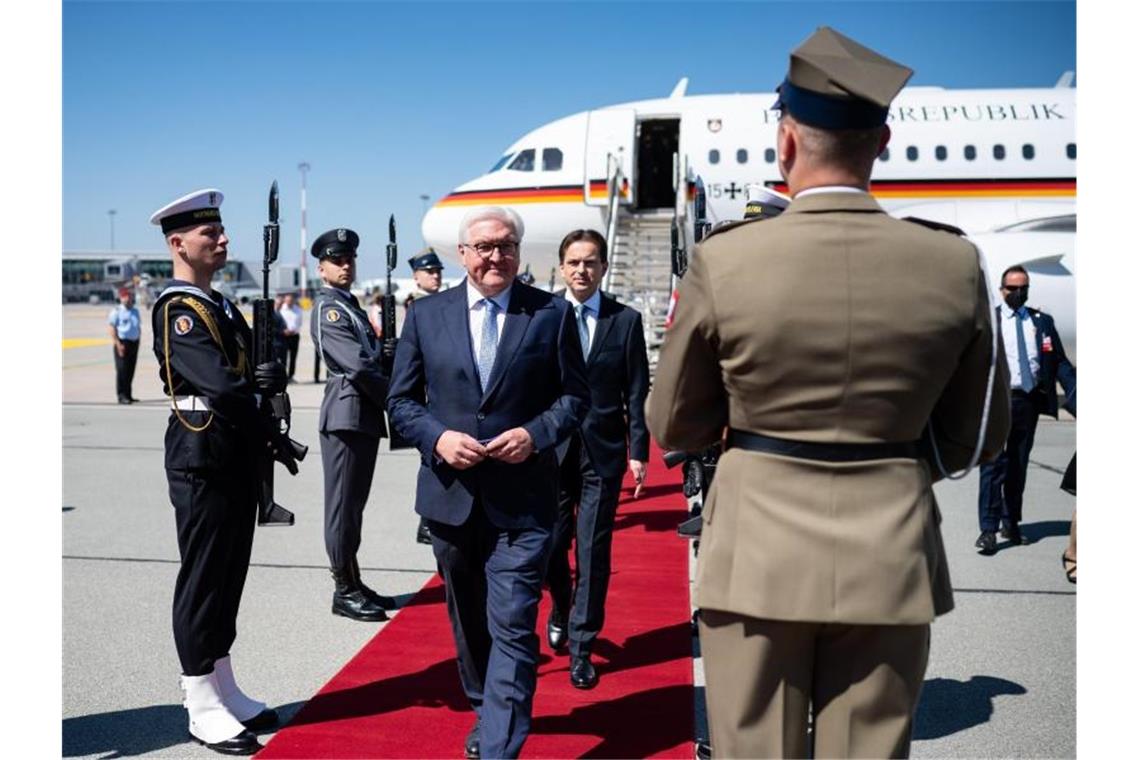 Steinmeier und Duda wollen Beziehungen ausbauen Bundespräsident Frank-Walter Steinmeier kommt auf dem Frederic-Chopin-Flughafen mit einem Airbus der Flugbereitschaft der Bundeswehr an. Foto: Bernd von Jutrczenka/dpa