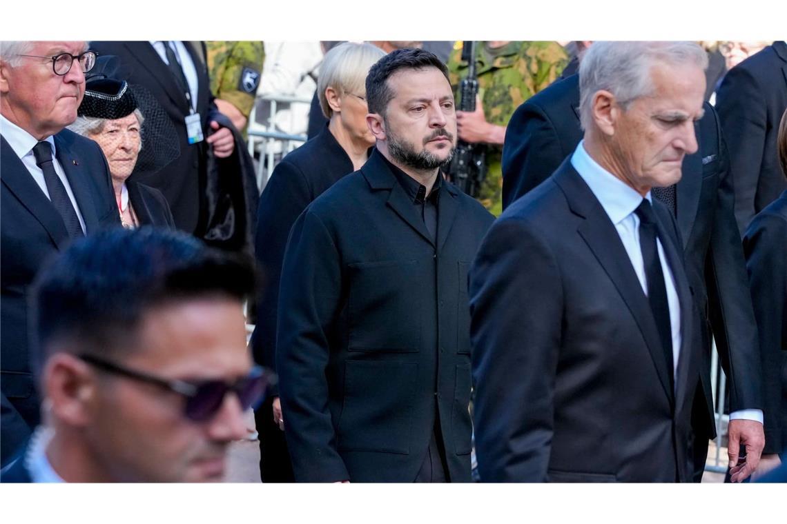 Bundespräsident Frank-Walter Steinmeier (l), der ukrainische Präsident Wolodymyr Selenskyj (M) und der norwegische Ministerpräsident Jonas Gahr Store (r) schreiten hinter dem Sarg mit König Harald V. vom Königspalast zur Kathedrale von Oslo. (zu dpa: ««Takk»: Tränenreicher Abschied von König Harald in Oslo»)
