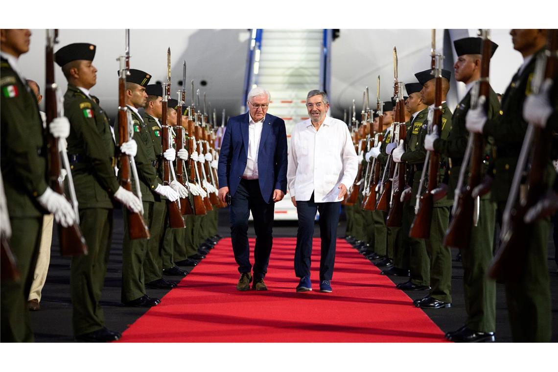 Bundespräsident Frank-Walter Steinmeier (l) kommt auf dem Flughafen Cancun an.