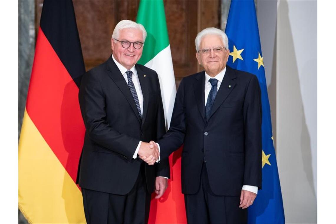 Bundespräsident Frank-Walter Steinmeier (l) und der italienische Pra¨sident Sergio Mattarella treffen sich im Quirinalspalast in Rom zu einem Gespräch. Foto: Bernd von Jutrczenka