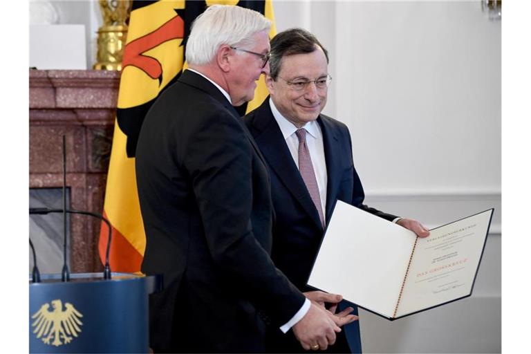 Bundespräsident Frank-Walter Steinmeier (l.) verleiht das Bundesverdienstkreuz an den ehemaligen EZB-Präsidenten Mario Draghi. Foto: Britta Pedersen/dpa-Zentralbild/dpa