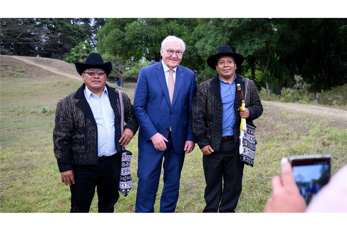 Bundespräsident Frank-Walter Steinmeier lässt sich mit Angehörigen von indigenen Völkern fotografieren.