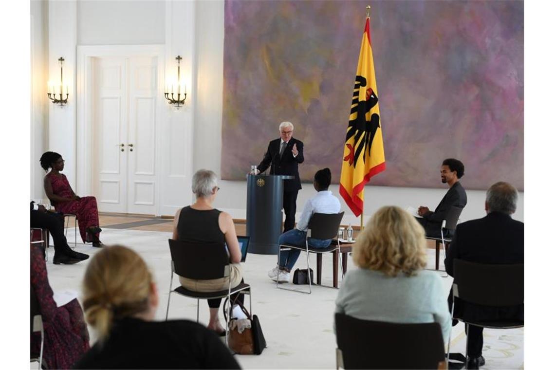 Steinmeier fordert aktives Eintreten gegen Rassismus Bundespräsident Frank-Walter Steinmeier (M) bei der Diskussionsrunde im Schloss Bellevue. Foto: Annegret Hilse/Reuters Pool/dpa