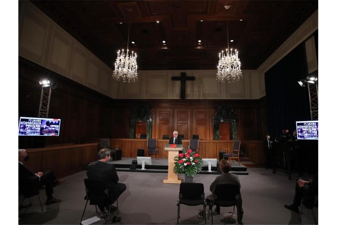 Bundespräsident Frank-Walter Steinmeier (M) spricht beim Festakt zum 75. Jahrestag des Beginns der Nürnberger Kriegsverbrecherprozesse. Foto: Daniel Karmann/dpa-POOL/dpa