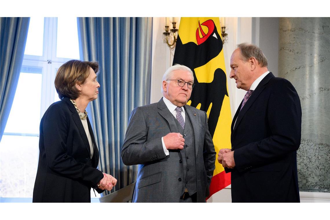 Bundespräsident Frank-Walter Steinmeier (M.) und seine Frau Elke Büdenbender (l.) begrüßen Joachim Rukwied, Präsident des Deutschen Bauernverbandes.