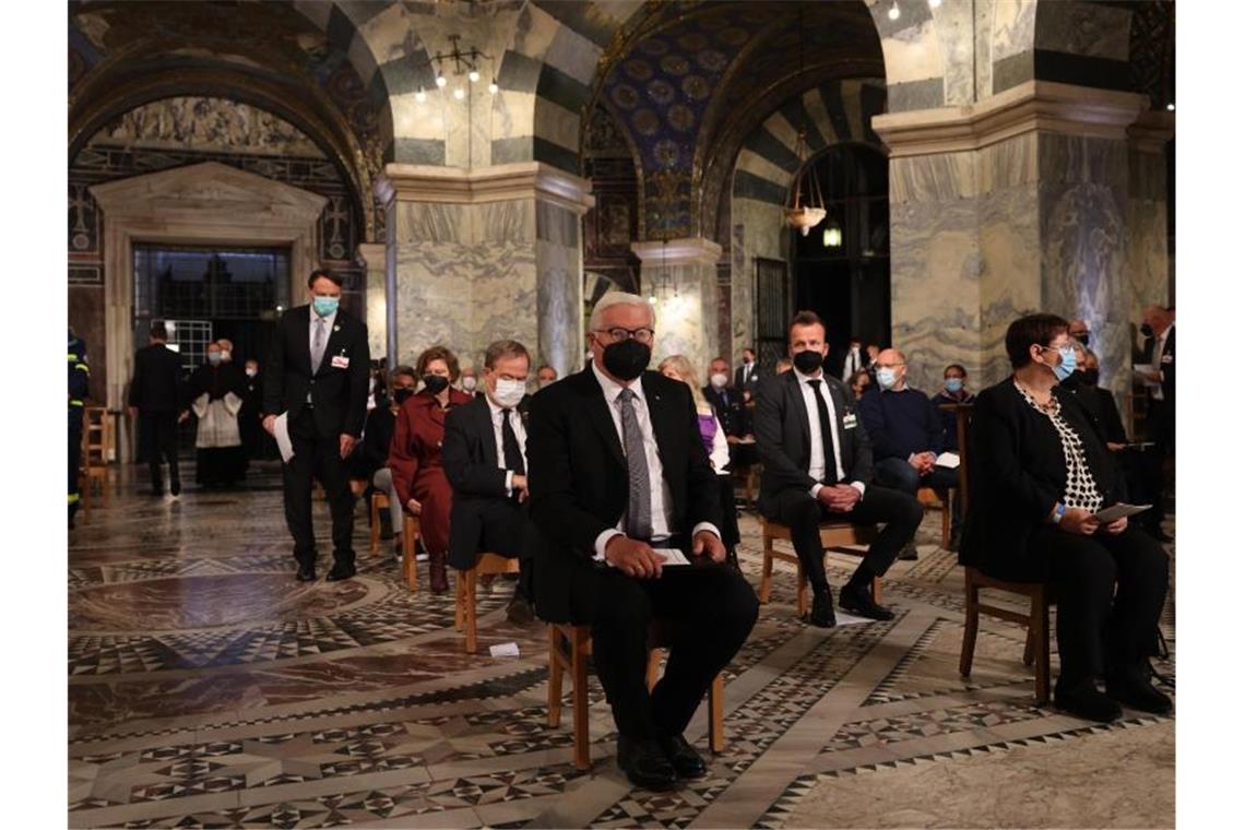 Steinmeier und Merkel bei Gedenken für Flutopfer Bundespräsident Frank-Walter Steinmeier (m.) zu Beginn des ökumenischen Gottesdienstes und einer Gedenkzeremonie im Aachener Dom. Foto: Oliver Berg/dpa-Pool/dpa