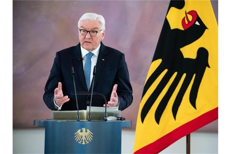 Bundespräsident Frank-Walter Steinmeier nimmt Glückwünsche von seinen Gegenkandidaten Gerhard Trabert (l.), Max Otte (r.) und Stefanie Gebauer entgegen. Foto: Kay Nietfeld/dpa