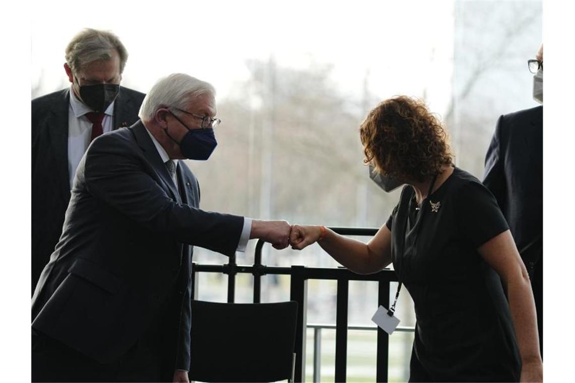 Bundespräsident Frank-Walter Steinmeier nimmt Glückwünsche von seinen Gegenkandidaten Gerhard Trabert (l.), Max Otte (r.) und Stefanie Gebauer entgegen. Foto: Kay Nietfeld/dpa