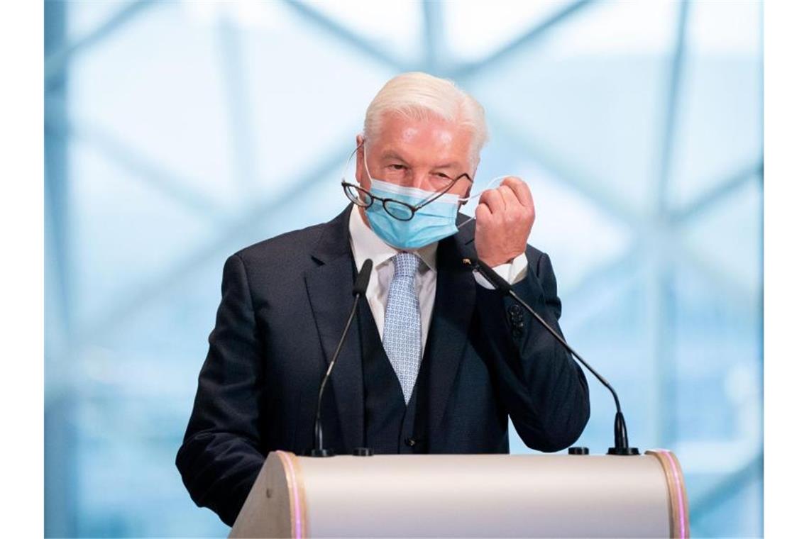 Steinmeier: Justiz steht vor großen Herausforderungen Bundespräsident Frank-Walter Steinmeier nimmt vor einer Rede die Maske ab. Foto: Kay Nietfeld/dpa/Archivbild