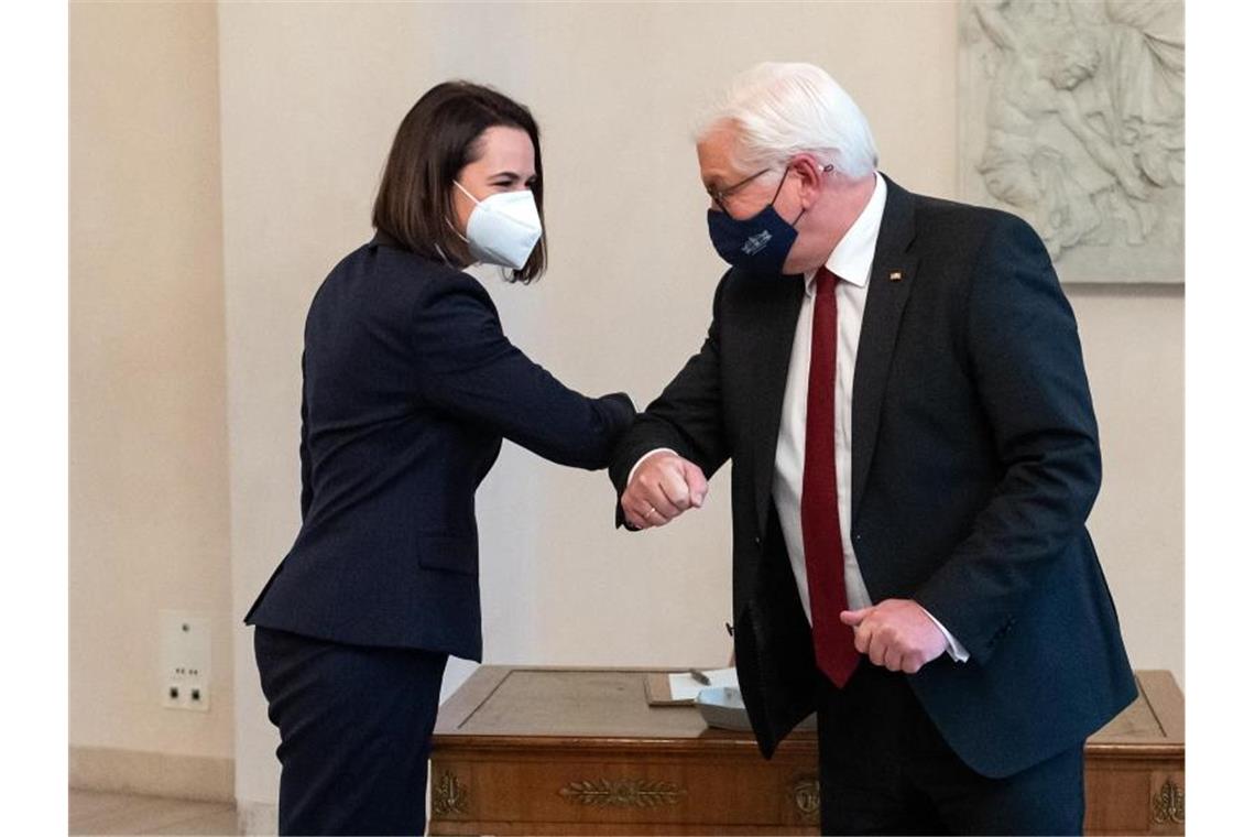 Steinmeier trifft Oppositionsführerin Tichanowskaja Bundespräsident Frank-Walter Steinmeier (r) begrüßt Swetlana Tichanowskaja, Oppositionspolitikerin aus Belarus, zu einem Gespräch im Schloss Bellevue. Foto: Bernd von Jutrczenka/dpa