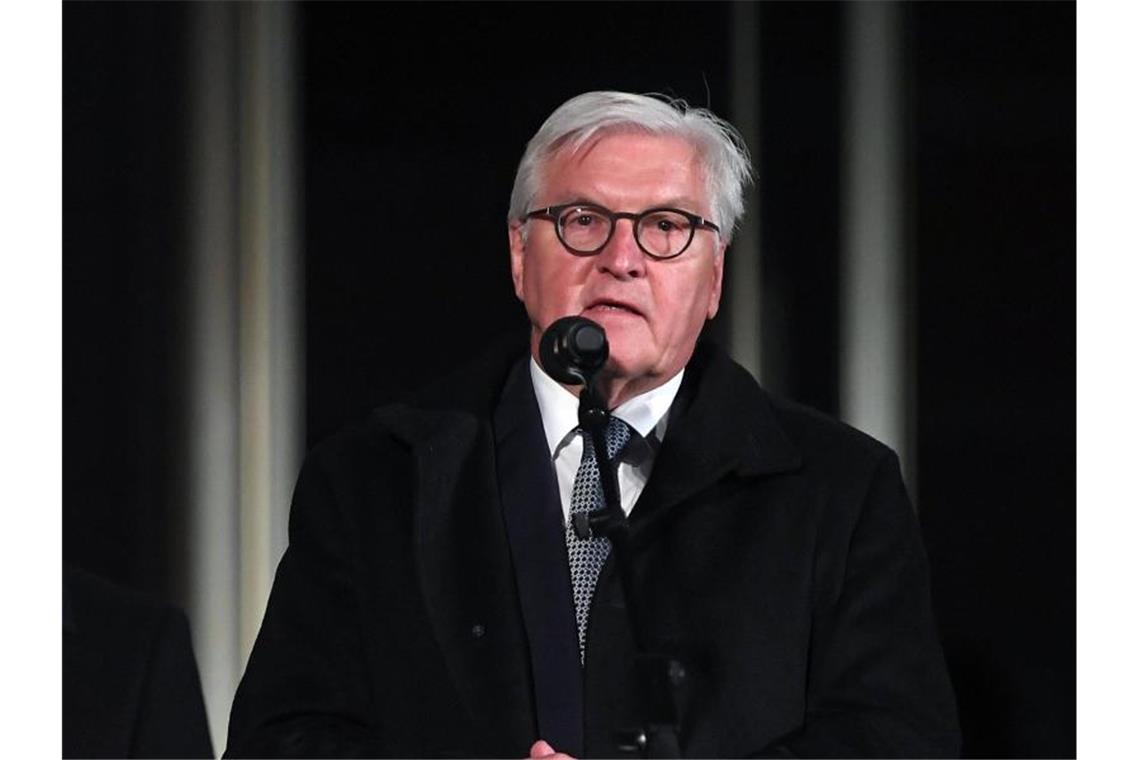 Bundespräsident Frank-Walter Steinmeier (r) spricht neben Michael Kretschmer (CDU), Ministerpräsident von Sachsen, auf dem Lichtfest. Überlagert wurden die Feierlichkeiten von den Ereignissen im benachbarten Halle. Foto: Hendrik Schmidt/dpa-Zentralbild/dpa