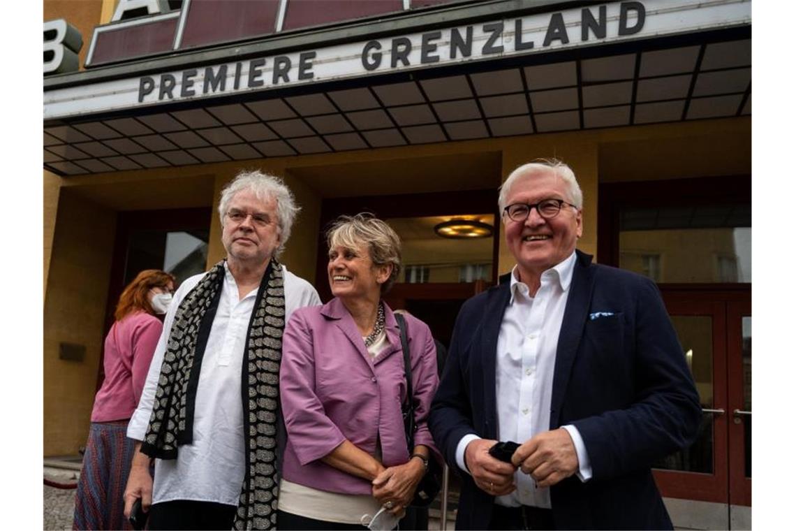 Bundespräsident Frank-Walter Steinmeier (r) steht mit dem Regisseur Andreas Voigt und der Produzentin Barbara Etz vor dem Kino. Foto: Christophe Gateau/dpa