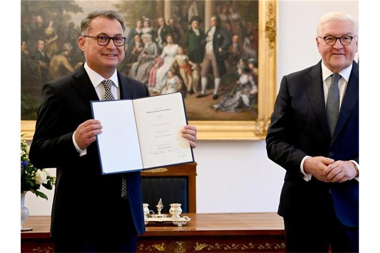 Bundespräsident Frank-Walter Steinmeier (r) überreicht Joachim Nagel die Ernennungsurkunde. Foto: Britta Pedersen/dpa-Zentralbild Pool/dpa