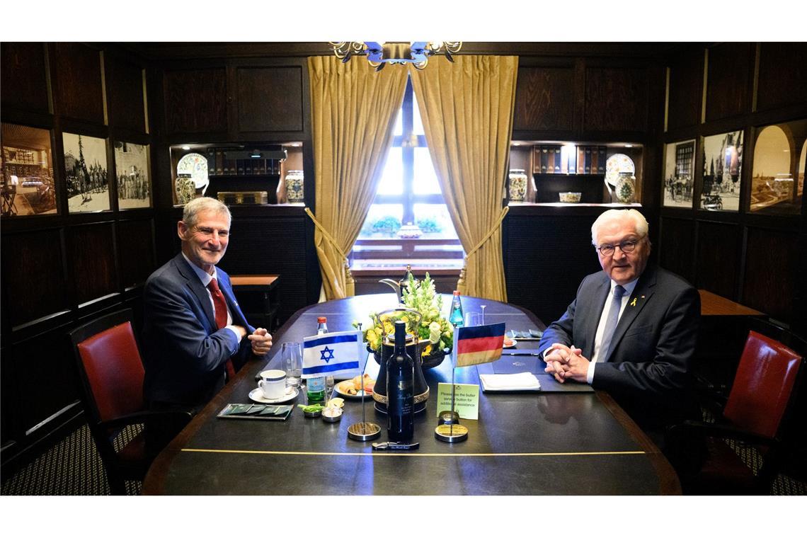 Bundespräsident Frank-Walter Steinmeier (r) und Jair Golan, Abgeordneter der Knesset, treffen sich zu einem Gespräch im Hotel King David.