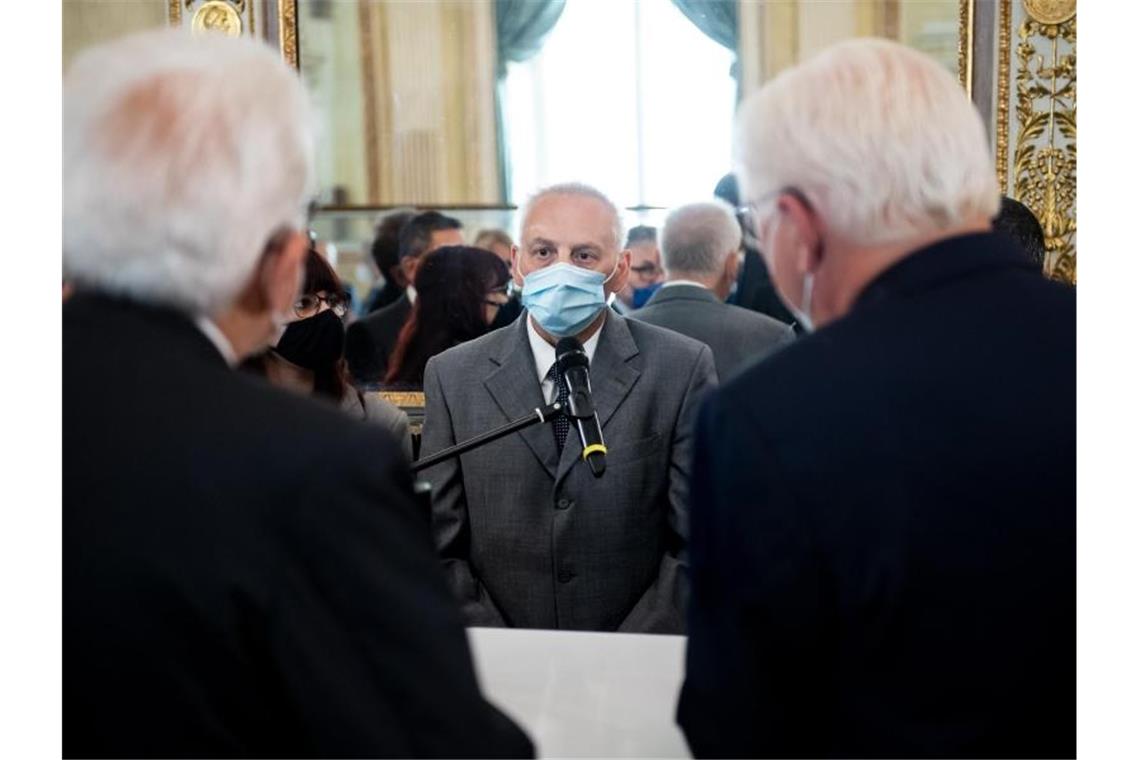 Bundespräsident Frank-Walter Steinmeier (r) und Sergio Mattarella (l), Präsident von Italien, sprechen mit Felice Perani (M), der am 24.3. als erster Covid-19-Patient von Bergamo nach Leipzig an die Uniklinik gebracht und dort behandelt wurde. Foto: Bernd von Jutrczenka/dpa