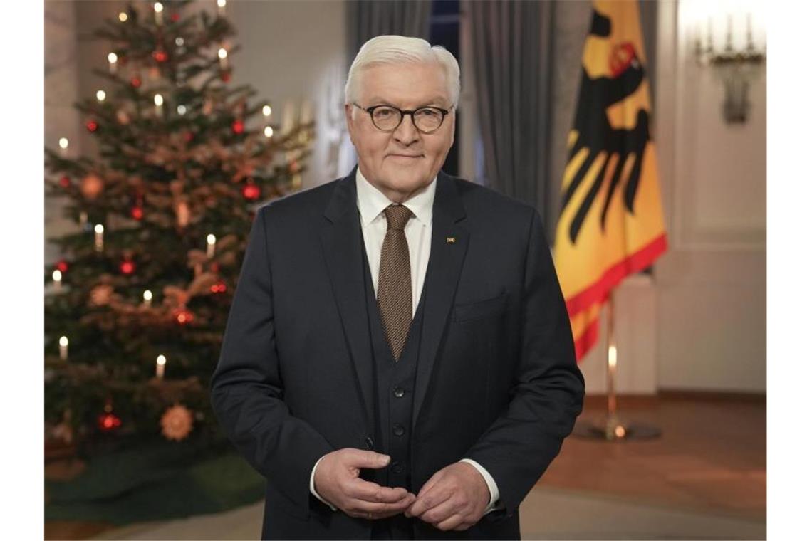 Steinmeier in Weihnachtsansprache: „Wir sind ein Land!“ Bundespräsident Frank-Walter Steinmeier rief in seiner Weihnachtsansprache zum Zusammenhalt auf. Foto: Michael Sohn/AP Pool/dpa