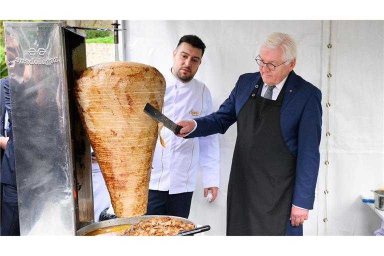Bundespräsident Frank-Walter Steinmeier  schneidet unter Anleitung des Berliner Gastronoms Arif Keles bei einem Empfang in Istanbul Döner.