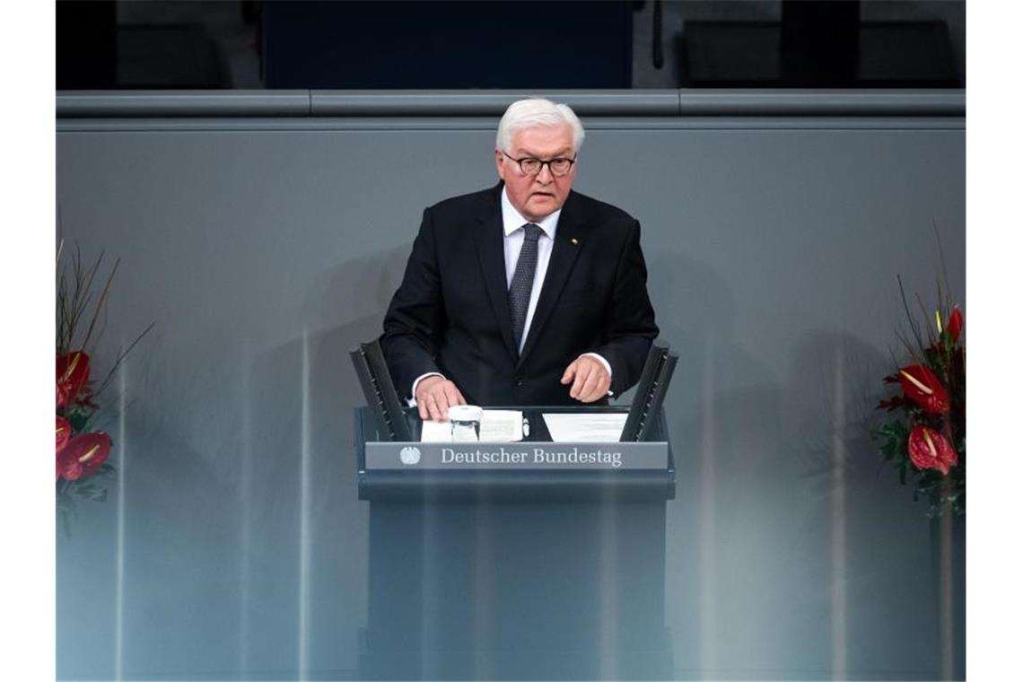 Bundespräsident Frank-Walter Steinmeier spricht bei der zentralen Gedenkstunde zum Volkstrauertag des Volksbundes Deutsche Kriegsgräberfürsorge im Deutschen Bundestag. Foto: Bernd von Jutrczenka/dpa