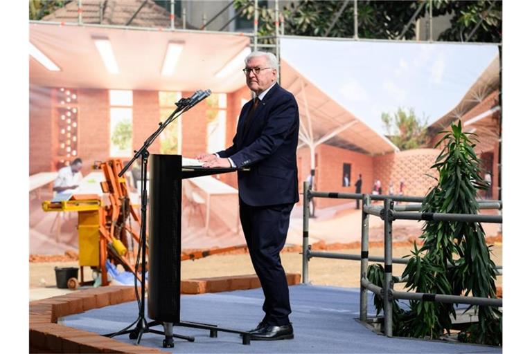Bundespräsident Frank-Walter Steinmeier spricht bei der Grundsteinlegung für den Neubau des Goethe-Instituts Dakar. Foto: Bernd von Jutrczenka/dpa