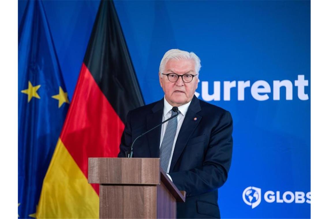 Steinmeier in Bratislava - Besuch bei „Schlüsselpartner“ Bundespräsident Frank-Walter Steinmeier spricht bei einer Diskussionsveranstaltung im Primatialpalais in Bratislava zum Thema „Zukunft der Demokratie und Zusammenhalt der Gesellschaft“. Foto: Bernd von Jutrczenka/dpa